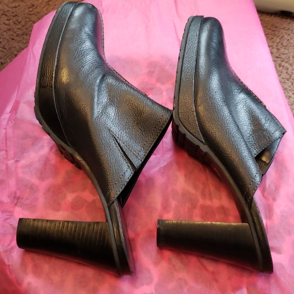 Shoe - Picture 3 of 5